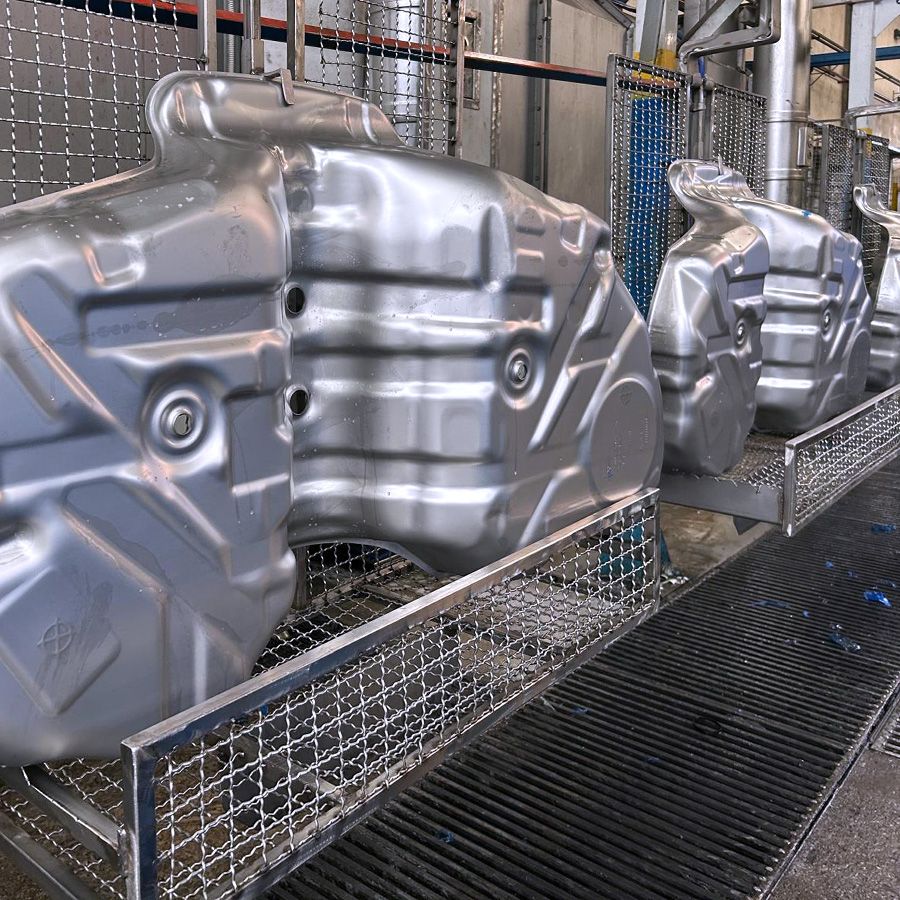 Deep-drawn fuel tank for Mercedes and BMW